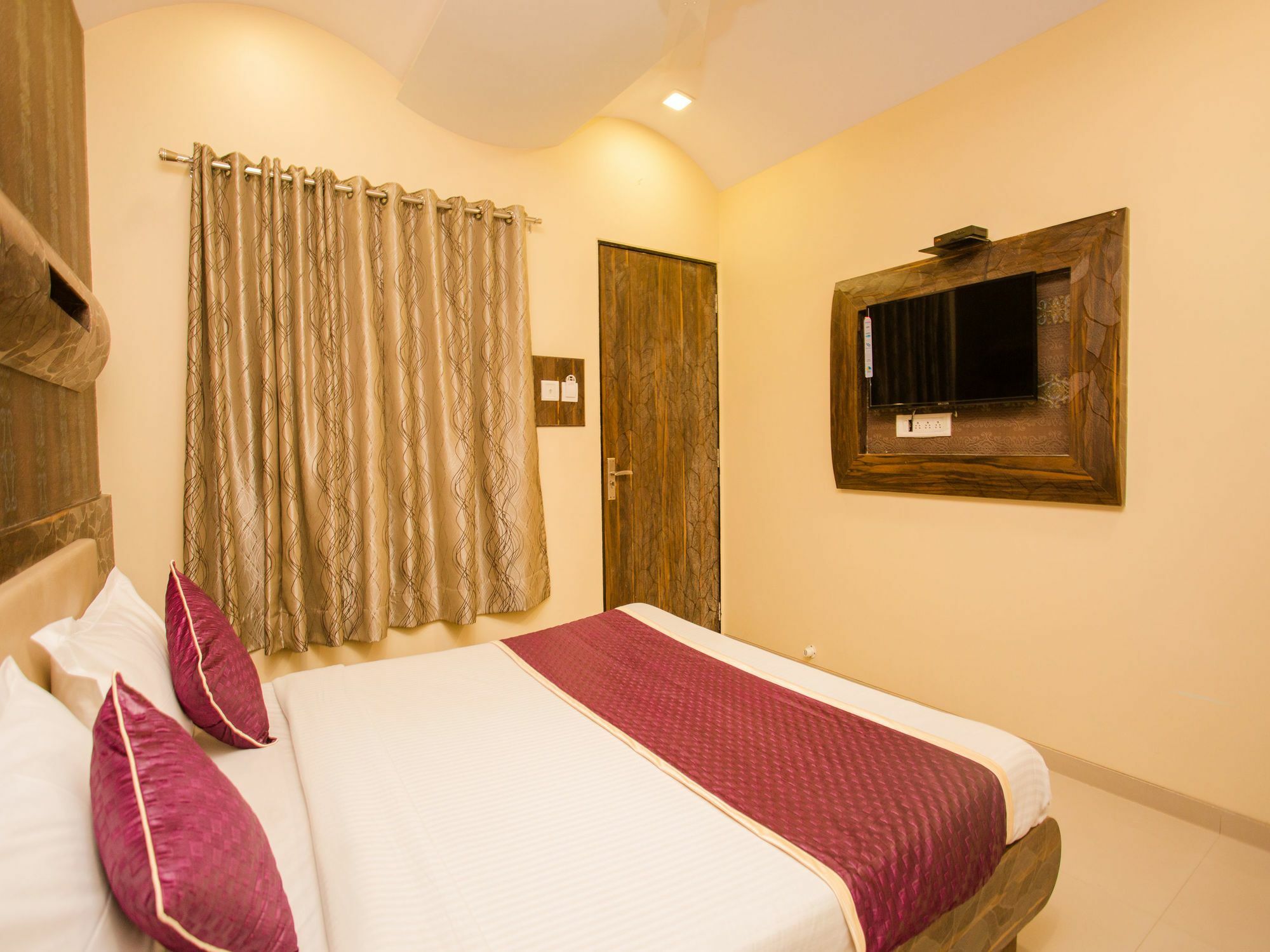 Hotel Adore Palace Mumbai Bagian luar foto