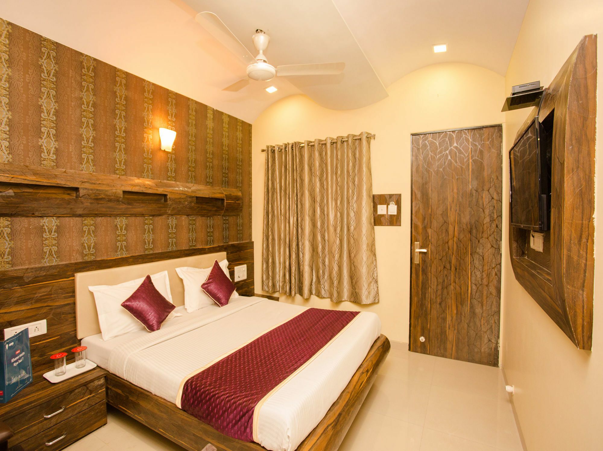 Hotel Adore Palace Mumbai Bagian luar foto